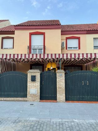 Foto 2 de Casa adossada en venda a avenida De la Virgen del Rocío de 4 habitacions amb garatge