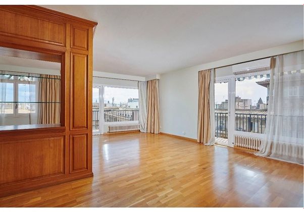 Foto 1 de Piso en venta en La Llotja - Sant Jaume de 5 habitaciones con terraza y balcón