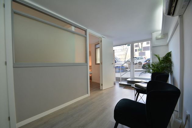 Foto 2 de Oficina en alquiler en calle De Badalona con aire acondicionado