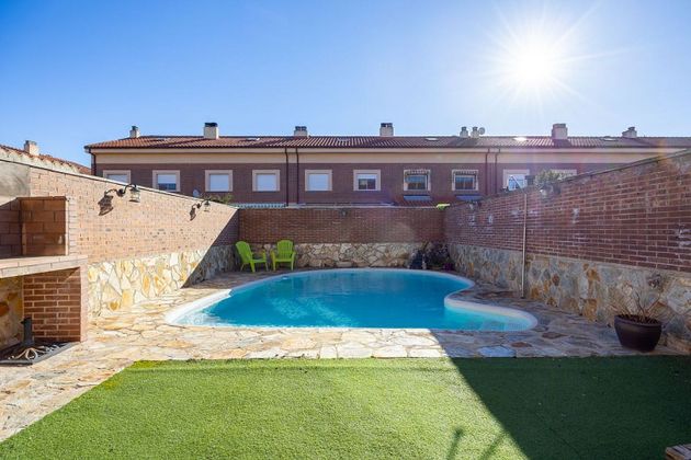 Foto 2 de Casa adosada en venta en Alovera de 4 habitaciones con terraza y piscina