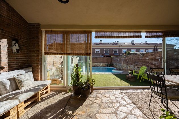 Foto 1 de Casa adosada en venta en Alovera de 4 habitaciones con terraza y piscina