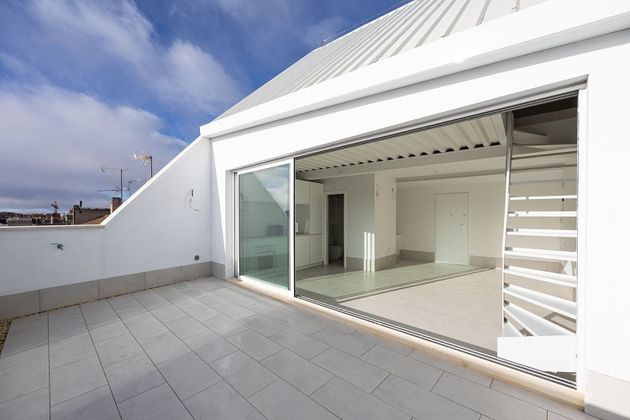 Foto 1 de Ático en venta en Valdeacederas de 2 habitaciones con terraza y aire acondicionado