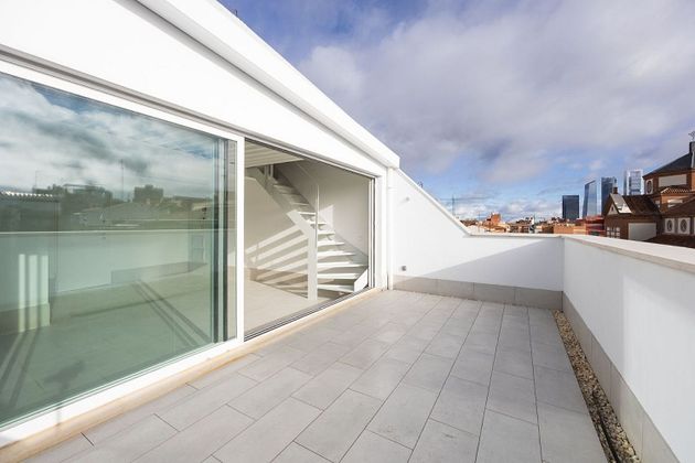Foto 2 de Àtic en venda a Valdeacederas de 2 habitacions amb terrassa i aire acondicionat