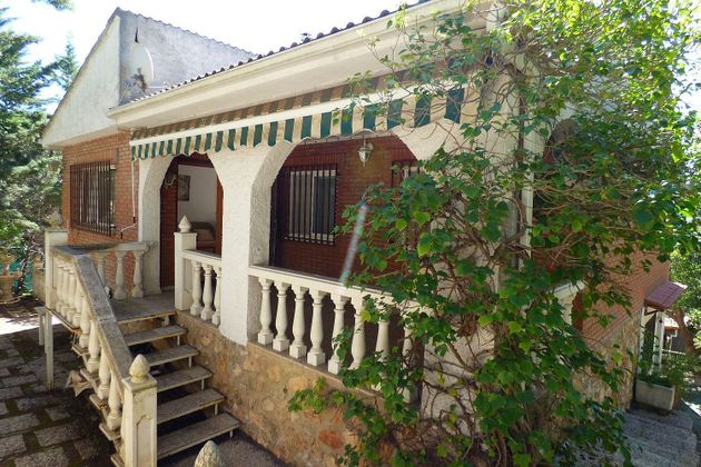 Foto 1 de Chalet en venta en Fuentenovilla de 3 habitaciones con terraza y piscina