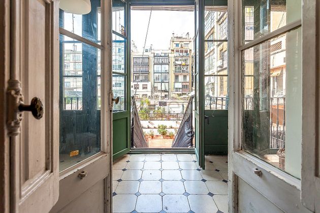 Foto 1 de Piso en venta en calle D'ausiàs Marc de 4 habitaciones con terraza y aire acondicionado