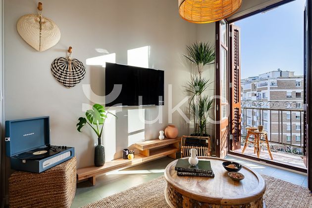Foto 1 de Pis en lloguer a La Nova Esquerra de l'Eixample de 2 habitacions amb terrassa i mobles