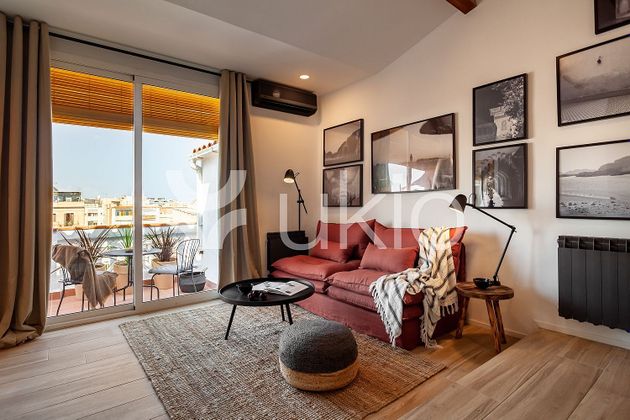 Foto 2 de Alquiler de ático en Vila de Gràcia de 2 habitaciones con terraza y muebles