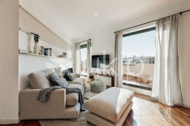 Foto 2 de Àtic en lloguer a Sarrià de 2 habitacions amb terrassa i mobles