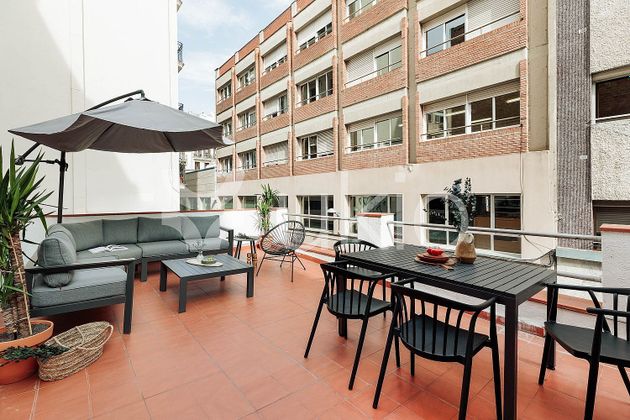 Foto 1 de Dúplex en lloguer a calle De Trilla de 2 habitacions amb terrassa i mobles