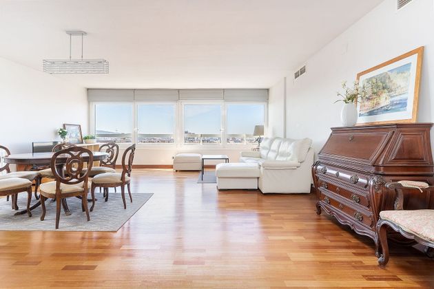 Foto 1 de Venta de piso en calle De Sabino Arana de 4 habitaciones con garaje y aire acondicionado