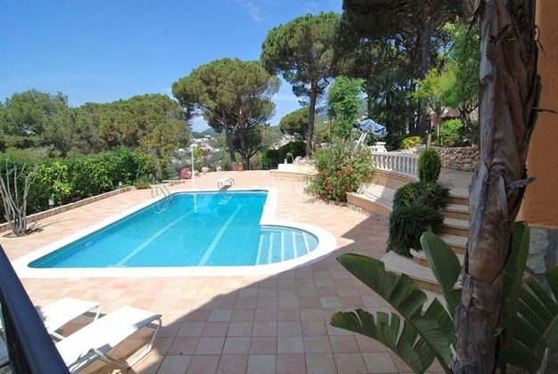Foto 1 de Xalet en venda a Sant Cebrià de Vallalta de 6 habitacions amb terrassa i piscina