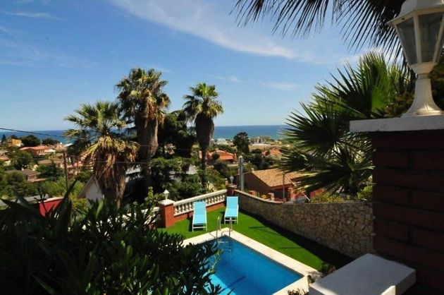 Foto 1 de Chalet en venta en Santa Susanna de 5 habitaciones con terraza y piscina