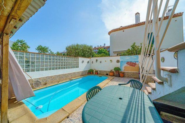 Foto 1 de Casa adosada en venta en Poblenou de 4 habitaciones con terraza y piscina