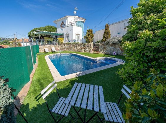 Foto 2 de Xalet en lloguer a Sant Pol de Mar de 3 habitacions amb terrassa i piscina