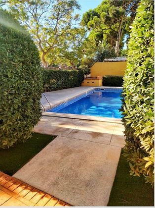 Foto 1 de Casa en venda a La Pineda de 4 habitacions amb terrassa i piscina
