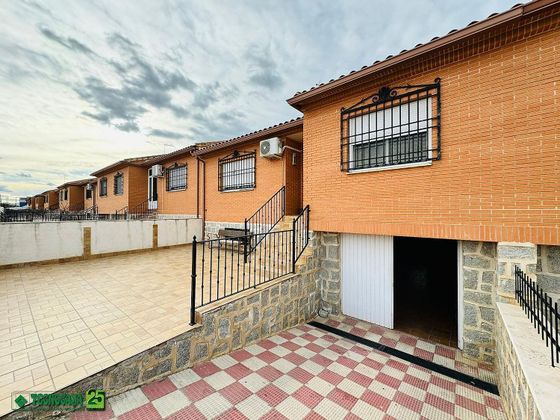 Foto 2 de Casa adossada en venda a Gálvez de 4 habitacions amb jardí i aire acondicionat