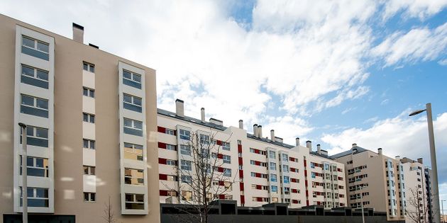 Foto 1 de Venta de piso en calle Enrique Urquijo de 3 habitaciones con terraza y piscina