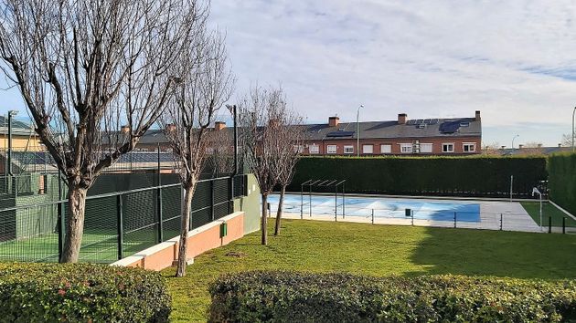 Foto 1 de Casa adossada en venda a calle José Echegaray de 4 habitacions amb piscina i jardí