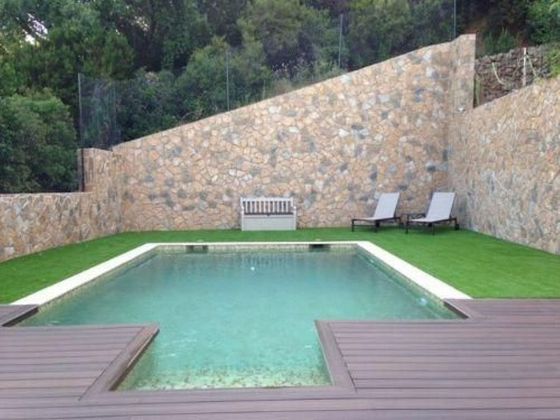 Foto 1 de Venta de chalet en Sant Fost de Campsentelles de 7 habitaciones con piscina y garaje