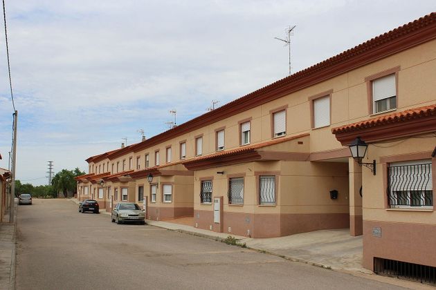 Foto 1 de Casa adossada en venda a calle Adolfo Suarez de 4 habitacions amb terrassa i garatge