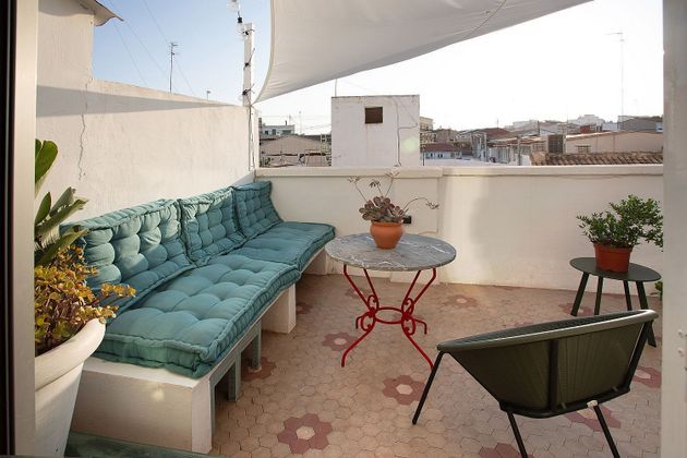 Foto 2 de Alquiler de ático en Russafa de 2 habitaciones con terraza y muebles