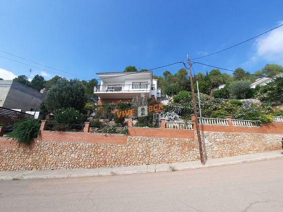 Foto 2 de Chalet en venta en calle Maladeta de 4 habitaciones con terraza y jardín
