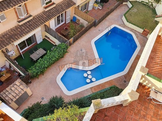 Foto 2 de Venta de casa en Tiana de 5 habitaciones con terraza y piscina