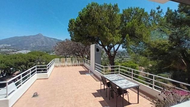 Foto 1 de Dúplex en venda a Los Naranjos - Las Brisas de 4 habitacions amb terrassa i piscina
