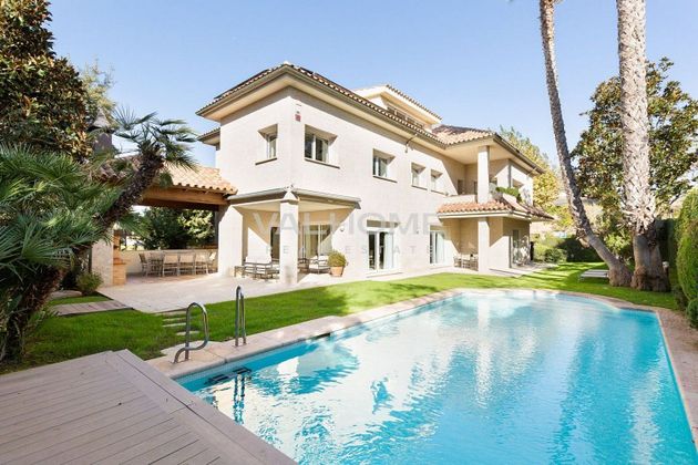 Foto 2 de Chalet en venta en L'Eixample de 6 habitaciones con terraza y piscina