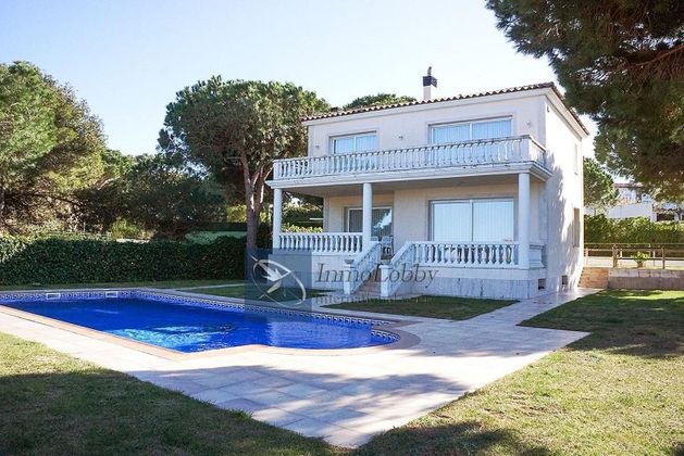 Foto 2 de Chalet en venta en calle Rafael Masó de 5 habitaciones con terraza y piscina