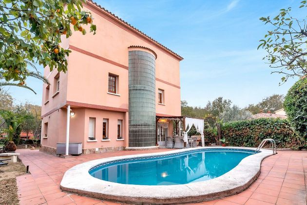Foto 1 de Chalet en venta en Mira-sol de 6 habitaciones con terraza y piscina
