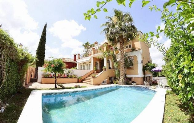Foto 2 de Xalet en venda a calle Joaquín Turina de 6 habitacions amb terrassa i piscina