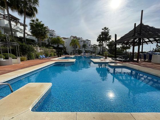 Foto 1 de Pis en venda a urbanización Las Tortugas de Aloha de 2 habitacions amb terrassa i piscina