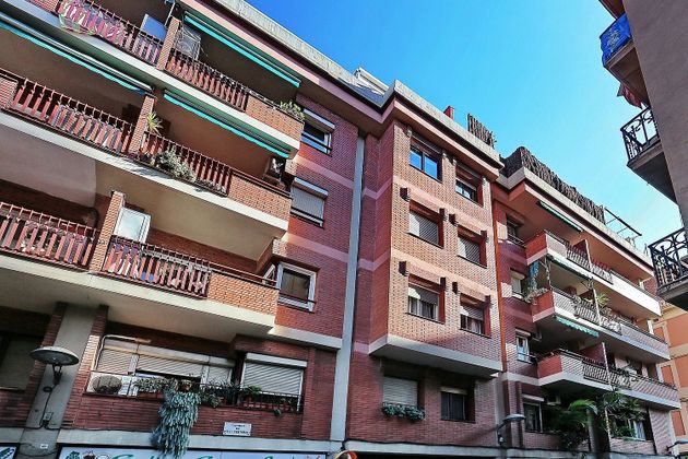 Foto 2 de Pis en venda a Vila de Gràcia de 4 habitacions amb jardí i balcó