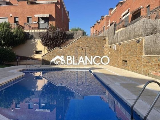 Foto 1 de Casa en venda a Sant Andreu de la Barca de 3 habitacions amb terrassa i piscina