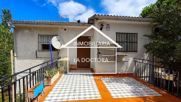 Foto 1 de Casa en venda a Villa del Prado de 3 habitacions amb jardí