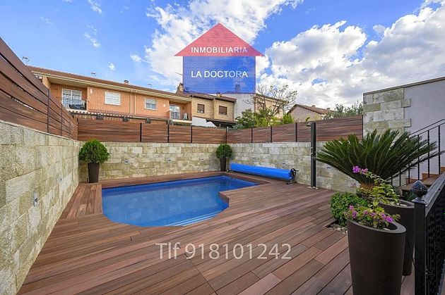 Foto 2 de Casa adossada en venda a calle Pedro Alejo de 4 habitacions amb terrassa i piscina