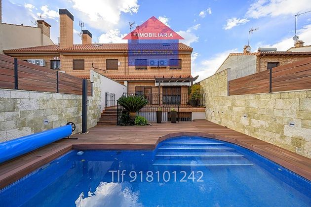 Foto 1 de Casa adossada en venda a calle Pedro Alejo de 4 habitacions amb terrassa i piscina