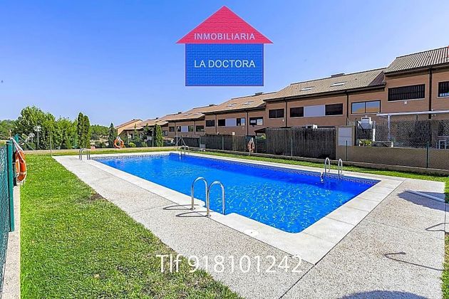 Foto 1 de Casa adossada en venda a El Pinar - La Dehesa - Resto de Navalcarnero de 4 habitacions amb terrassa i piscina