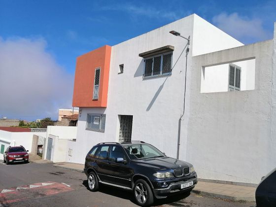 Foto 2 de Venta de casa adosada en calle Romeral de 3 habitaciones con terraza y garaje