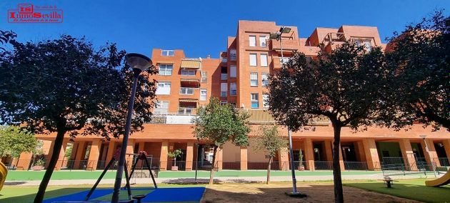 Foto 1 de Alquiler de piso en Palacio de Congresos - Urbadiez - Entrepuentes de 4 habitaciones con terraza y piscina