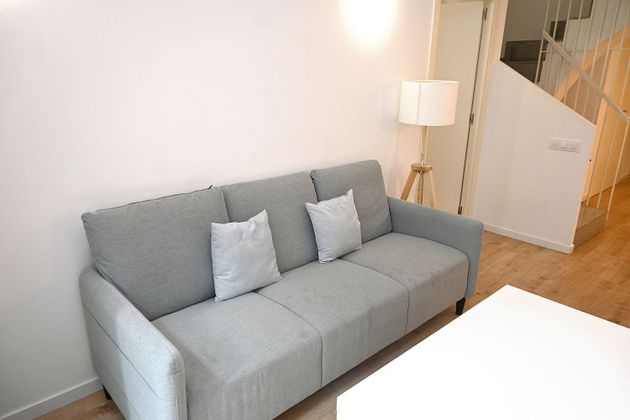 Foto 1 de Pis en lloguer a calle De Castellbò de 3 habitacions amb terrassa i mobles