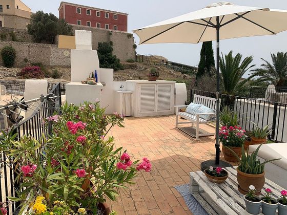 Foto 2 de Àtic en venda a Dalt de la Vila - La Marina de 3 habitacions amb terrassa i jardí