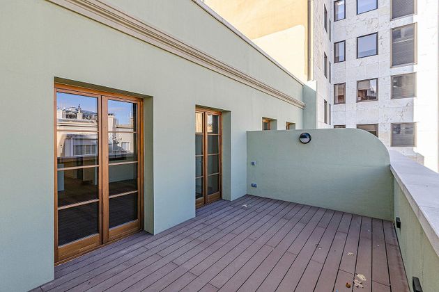 Foto 1 de Àtic en venda a calle De Pau Claris de 2 habitacions amb terrassa i balcó