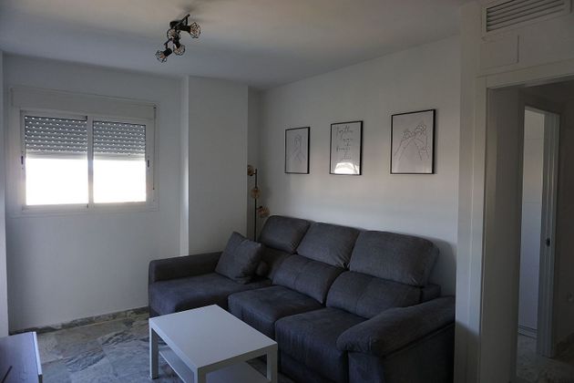 Foto 2 de Alquiler de piso en calle Diamantino García Acosta de 2 habitaciones con terraza y muebles
