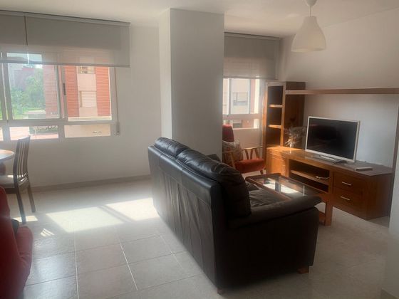 Foto 2 de Alquiler de piso en Juan Carlos I de 2 habitaciones con muebles y aire acondicionado