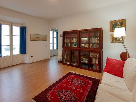 Foto 2 de Casa en venda a calle Montjuic de 4 habitacions amb terrassa i garatge