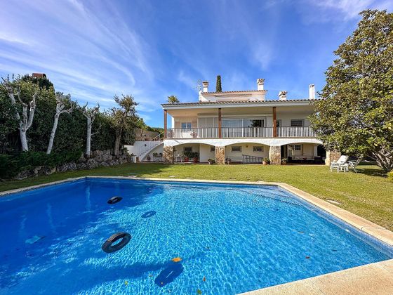 Foto 1 de Xalet en venda a calle Palafrugell de 3 habitacions amb terrassa i piscina
