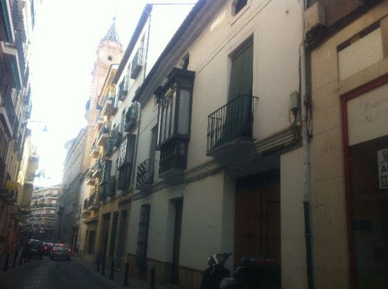 Foto 2 de Venta de chalet en calle Lucena de 9 habitaciones con terraza y garaje