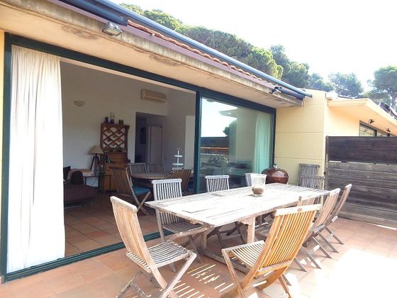 Foto 2 de Casa adossada en venda a calle Puig de Aiguafreda de 5 habitacions amb terrassa i piscina